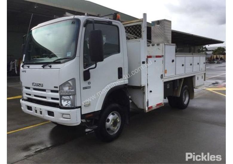 caption 2010 Isuzu NPS300