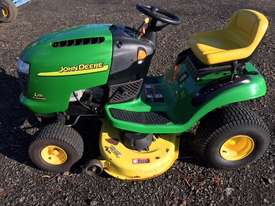 John Deere L111 Lawn Tractor - picture0' - Click to enlarge