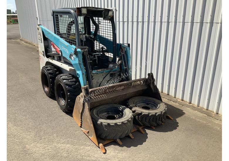 caption 2011 Toyota 30-5SDK8 Skid Steer Loader Bobcat