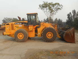 Hyundai HL780-7A loader with air con cabin, scales, 5.5 cu mt bucket 3300 hours - picture0' - Click to enlarge