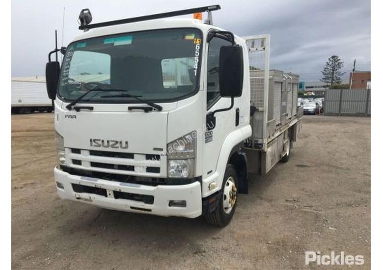 caption 2009 Isuzu FRR600 MWB
