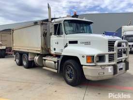 2002 Mack Fleetliner - picture0' - Click to enlarge