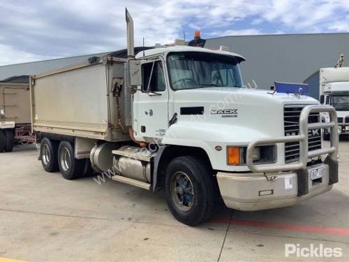 2002 Mack Fleetliner