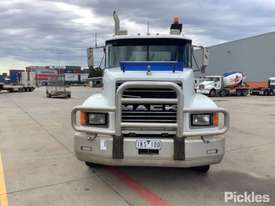 2002 Mack Fleetliner - picture1' - Click to enlarge