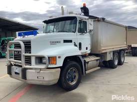 2002 Mack Fleetliner - picture2' - Click to enlarge