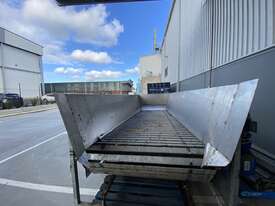 Motorised Conveyor with slat belt - approx 6m (L) x 1.4m (W). Used for conveying fruits etc - picture1' - Click to enlarge