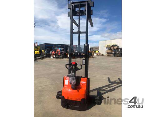 SWE120S Staxio W Series Stradle Stacker