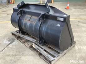 2,200mm JCB General Purpose Loader Bucket - picture2' - Click to enlarge