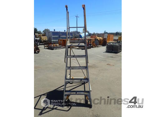 3 STEP PLATFORM LADDER (DAMAGED)