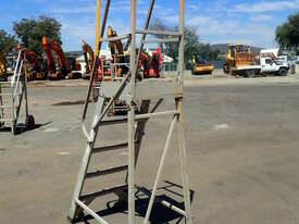 3 STEP PLATFORM LADDER (DAMAGED) - picture1' - Click to enlarge