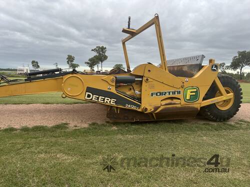 John Deere 2412D Earthmoving Scoop