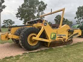 John Deere 2412D Earthmoving Scoop - picture0' - Click to enlarge