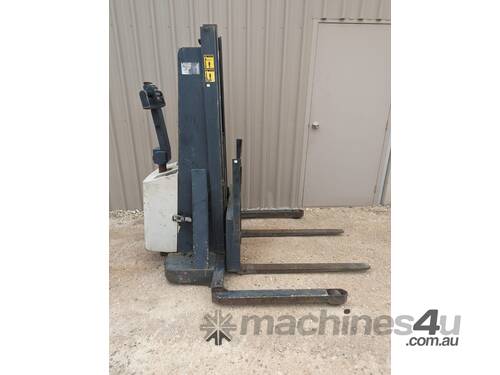 CROWN 1000kg Electric Walkie Stacker