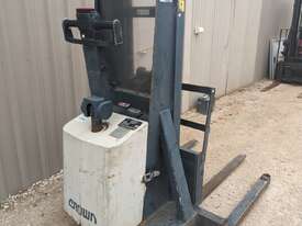 CROWN 1000kg Electric Walkie Stacker - picture0' - Click to enlarge