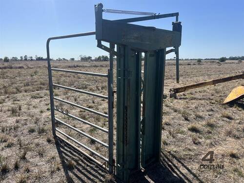 Cattle Head Bail w/ Manual Wrench