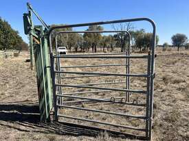 Cattle Head Bail w/ Manual Wrench - picture1' - Click to enlarge