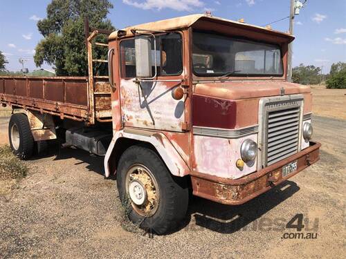 INTERNATIONAL C1800 TRUCK. 