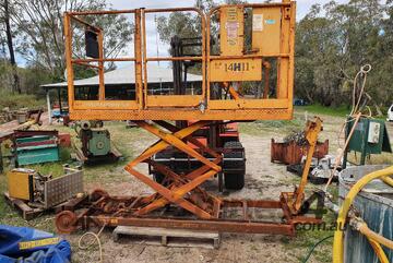 SCISSOR LIFT AIR OPPERATED FOR WORKSHOP