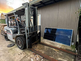 Nissan 5T Forklift - picture0' - Click to enlarge