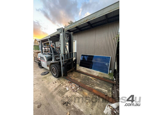 Nissan 5T Forklift